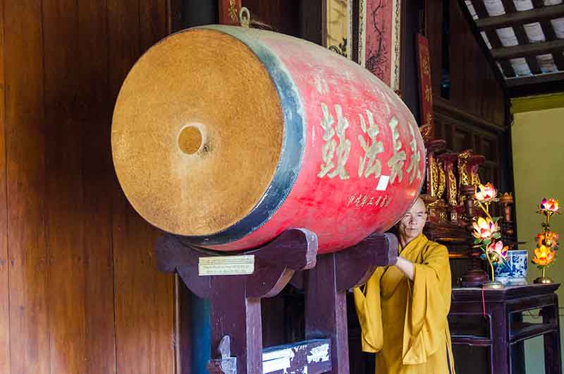 501 - Vietnam - pagoda de Vinh Trang - interior - ceremonia
